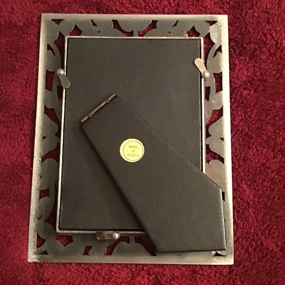 Elegant Silver Leaf Design Photo Frame - Picture 4 of 5